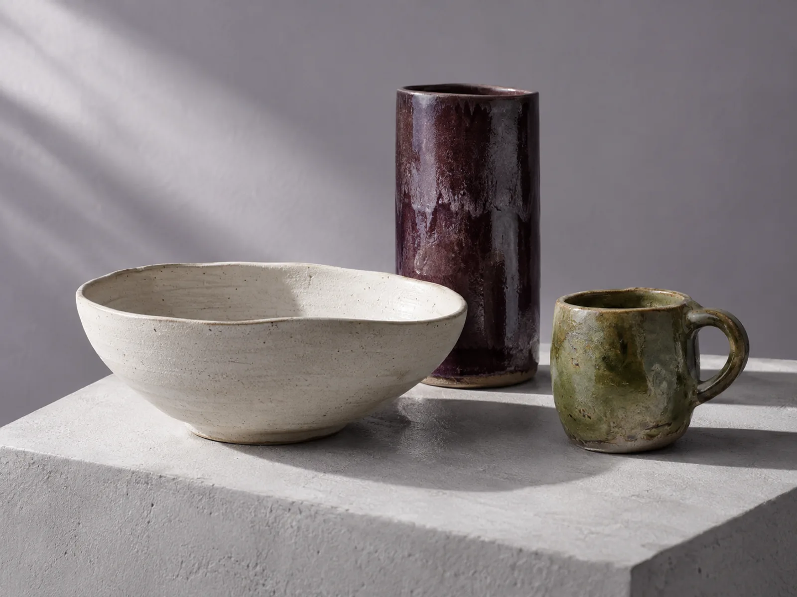 Keramische Formstudie mit Schale, Vase und Tasse